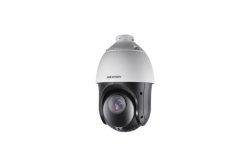 Domeförmige Überwachungskamera von Hikvision mit weißem Gehäuse und schwarzem Videomodul.