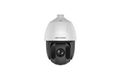 Weiße Überwachungskamera mit schwarzem Kameragehäuse und Linse, markiert mit "Hikvision".