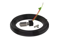 Ein schwarzes Kabel mit einem Metallanschluss, zwei Steckern und grünen sowie roten Drähten.