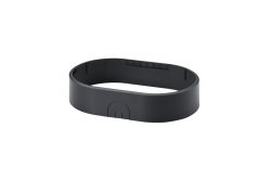 Ein schwarzes, ovales Armband mit schlichter Gestaltung.