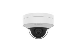 Weiße Überwachungskamera mit Glaskuppel, Markenname "Hanwha" auf der Vorderseite.