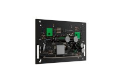 Eine elektronische Leiterplatte mit mehreren grünen und silbernen Bauteilen auf schwarzem Grund.