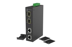 Industrieller Netzwerk-Switch mit mehreren Ethernet-Ports und offenem grünen Anschlussblock, auf weißem Hintergrund.