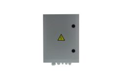 Grauer Sicherungskasten mit Warnsymbol für elektrische Spannung auf der Vorderseite.