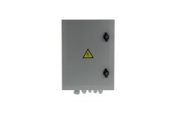 Graues elektrisches Schaltschrankgehäuse mit einem Warnsymbol für Hochspannung und schwarzen Verriegelungen.