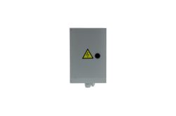 Grauer elektrischer Schaltkasten mit Warnsymbol für hohe elektrische Spannung auf der Vorderseite.