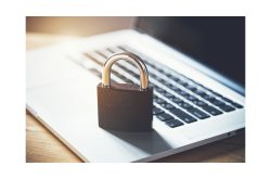Ein Vorhängeschloss liegt auf einer Laptop-Tastatur und symbolisiert Datensicherheit.