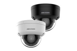 Zwei Überwachungskameras der Marke Hikvision, eine schwarz und eine weiß, nebeneinander auf weißem Hintergrund.