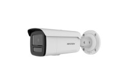 Weiße Überwachungskamera von Hikvision, an der Wand montiert.