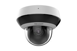 Überwachungskamera mit weißem Gehäuse und sichtbarem Objektiv, darauf steht „Hikvision“.