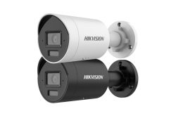 Zwei Überwachungskameras von Hikvision, eine in Weiß und eine in Schwarz, montiert an Wandhalterungen.