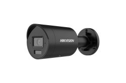 Schwarze Überwachungskamera der Marke Hikvision, zylindrische Form und an einer Wandhalterung befestigt.