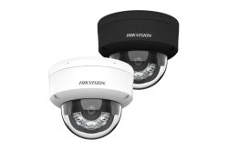 Zwei Kameras von Hikvision, eine in Schwarz und eine in Weiß, mit kuppelförmigem Design.