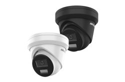 Zwei Überwachungskameras, eine in Weiß und eine in Schwarz, mit dem Logo "HIKVISION".
