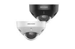 Zwei Kuppelkameras, eine schwarz und eine weiß, mit dem Logo "HIKVISION" sichtbar.
