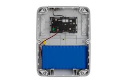 Geöffnetes Gehäuse mit sichtbarer Elektronikplatine, Verkabelung und großem blauem Akku