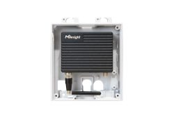 Milesight-Funkgerät in einem geöffneten weißen Gehäuse mit angeschlossenem Kabel und Antennenanschluss