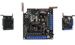 Eine elektronische Schaltung mit mehreren Anschlüssen und bauteilen, zentral ein großer Chip, umgeben von kleineren Elementen.