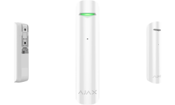 Weißer Sicherheitsmelder mit grünem Lichtindikator und "AJAX"-Logo, Seiten- und Rückansicht sichtbar.