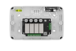 Elektronisches Gerät mit offener Abdeckung zeigt mehrere Schaltkreise, Anschlüsse und einen QR-Code im Inneren.