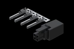 Ein schwarzer elektrischer Steckverbinder mit vier Anschlussöffnungen neben einer Anordnung von fünf silbernen metallischen Anschlussstiften auf einem schwarzen Hintergrund.