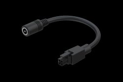 Ein schwarzes Adapterkabel mit einem Rundstecker auf der einen Seite und einem rechteckigen Vier-Pin-Stecker auf der anderen, vor einem schwarzen Hintergrund.