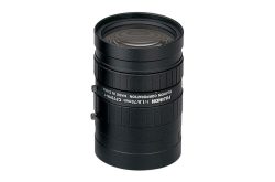 Eine schwarze Kameralinse mit der Aufschrift "FUJINON 1:1.8/75mm CTV854A-1 FUJINON CORPORATION MADE IN CHINA".