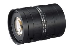 Schwarzes Fujinon-Objektiv mit der Aufschrift "1:1,4/12,5 mm HF12,5SA-1", hergestellt in China.