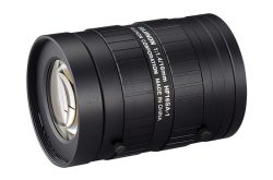 Schwarzes Kameraobjektiv mit Beschriftung "FUJINON 1:1.4/16mm HF16SA-1" und "FUJIFILM CORPORATION MADE IN CHINA".