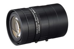 Ein schwarzes Kameraobjektiv mit der Aufschrift "Fujinon 1:1.4/25mm HF25SA-1" und "Fujinon Corporation Made in China".