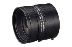 Ein schwarzes Kameraobjektiv mit der Aufschrift "FUJINON 1:1.4/35mm HF35SA-1" und "MADE IN CHINA".