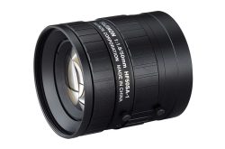 Ein schwarzes Kameraobjektiv mit der Aufschrift "FUJINON 1:1.8/50mm HF50SA-1 FUJINON CORPORATION MADE IN CHINA".