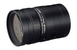 Schwarzes Kameraobjektiv mit der Aufschrift "FUJINON 1:1.8/75mm HF75SA-1" auf dem Gehäusering.