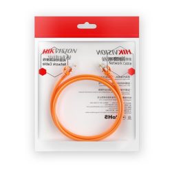 Verpackung eines orangefarbenen Netzwerkkabels von Hikvision, mit Kabel in einer Schleife und bedrucktem Infotext in Schwarz und Rot.