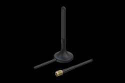 Eine schwarze Stabantenne mit rundem Standfuß und Anschlusskabel mit einem goldfarbenen Stecker auf schwarzem Hintergrund.