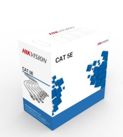 Eine weiße Verpackung mit HIKVISION-Logo und der Aufschrift CAT 5E; dekoriert mit blauen geometrischen Formen und einem Bild von Netzwerkkabeln auf der Seite.