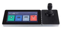 Ein Steuergerät mit einem Touchscreen-Display und einem Joystick auf der rechten Seite. Das Display zeigt die Uhrzeit und mehrere farbige Menüsymbole an.