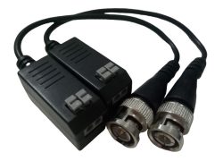 Zwei BNC-Stecker, die jeweils mit einem rechteckigen schwarzen Adaptergehäuse verbunden sind, das mit einem kurzen Kabel verbunden ist.