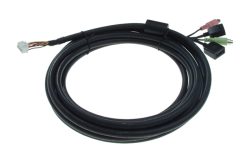 Ein schwarzes mehradriges Kabel mit mehreren Steckern an einem Ende, darunter Audiobuchsen und andere Konnektoren.