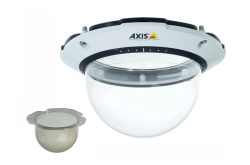 Eine transparente Überwachungskamerakuppel von AXIS Communications auf weißem Hintergrund, mit einer abnehmbaren rauchfarbigen Kuppel daneben.