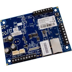 Elektronische Leiterplatte mit verschiedenen Komponenten wie Anschlüssen, Kondensatoren und einem Ethernet-Port auf einem blauen PCB, gekennzeichnet mit Texten wie "ADDOSECURE IRIS-4" und "QC PASS".