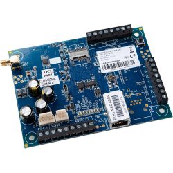 Eine blaue Leiterplatte mit verschiedenen elektronischen Bauteilen wie Kondensatoren, Steckverbindern und einem Ethernet-Anschluss, beschriftet mit "ADDSECURE IRIS 6.40" und einem QC-Siegel.