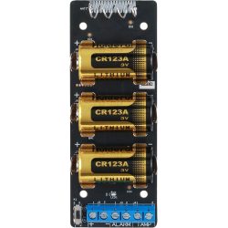 Nahaufnahme eines Batteriefachs mit drei goldenen CR123A 3V Lithium-Batterien auf einer schwarzen Platte, die mit blauen Anschlussklemmen am unteren Ende ausgestattet ist.