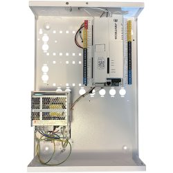 Innenansicht eines Metallgehäuses mit elektronischen Komponenten, einschließlich eines weißen Aritech-Panels mit verschiedenen Kabelanschlüssen und einem Netzteil mit Gitterabdeckung.