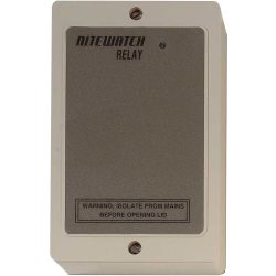 Ein rechteckiges, helles Gehäuse mit der Aufschrift "Nitewatch Relay" auf dem Deckel und einer Warnung, den Strom abzuschalten, bevor der Deckel geöffnet wird.