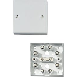Zweiteiliges, weißes elektrisches Anschlussgehäuse mit abnehmbarem Deckel und Schraubklemmen im Inneren.