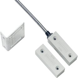 Zwei rechteckige, graue Magnetschalter mit Kabel und einem separaten, metallischen Montagewinkel, der daneben liegt.