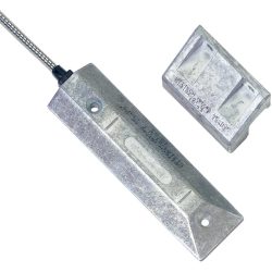 Ein rechteckiger, metallischer Magnetsensor mit einem angeschlossenen Kabel und einer magnetischen Plattenkomponente, beide aus silbernem Metall gefertigt, liegen nebeneinander auf einer weißen Oberfläche.