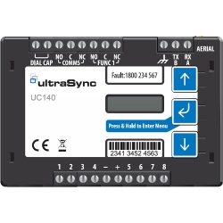 Abbildung eines UltraSync UC140 Geräts mit Anschlüssen an der Oberseite, einem Display, drei blauen Pfeiltasten auf der rechten Seite und einem Barcode darunter.