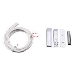 Ein Satz elektrischer Komponenten, bestehend aus einem weißen Kabel mit freiliegenden Drähten und einem Kit aus Kunststoff- und Metallhalterungen.